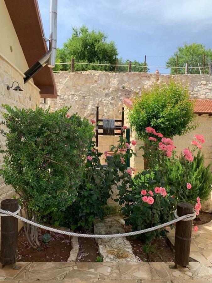 Lofou Traditional House Exterior foto